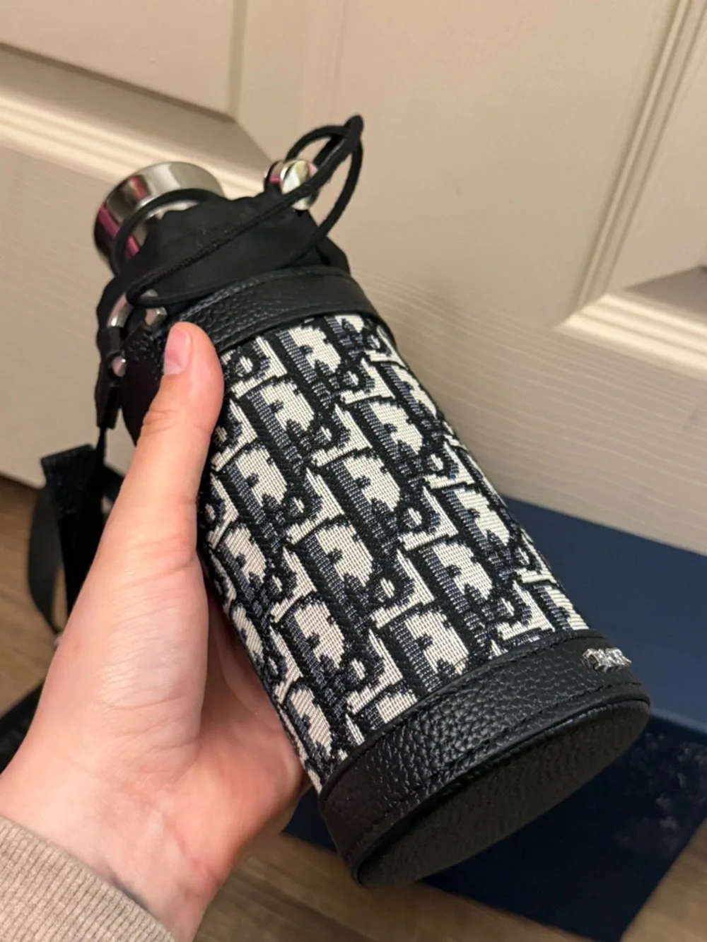 Dior Stainless Bottle with Black & Cream trotter Carrier - Picture 4 of 13